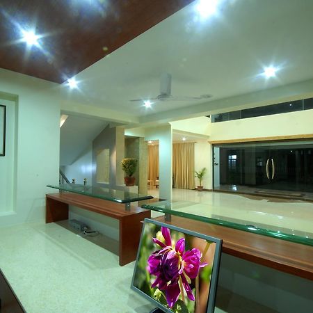 Hotel New Holiday Plaza Nashik Exteriör bild