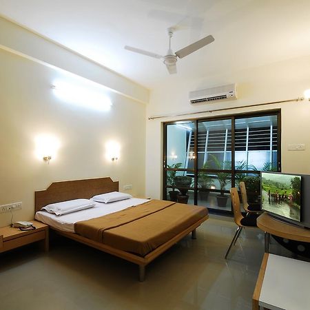 Hotel New Holiday Plaza Nashik Exteriör bild