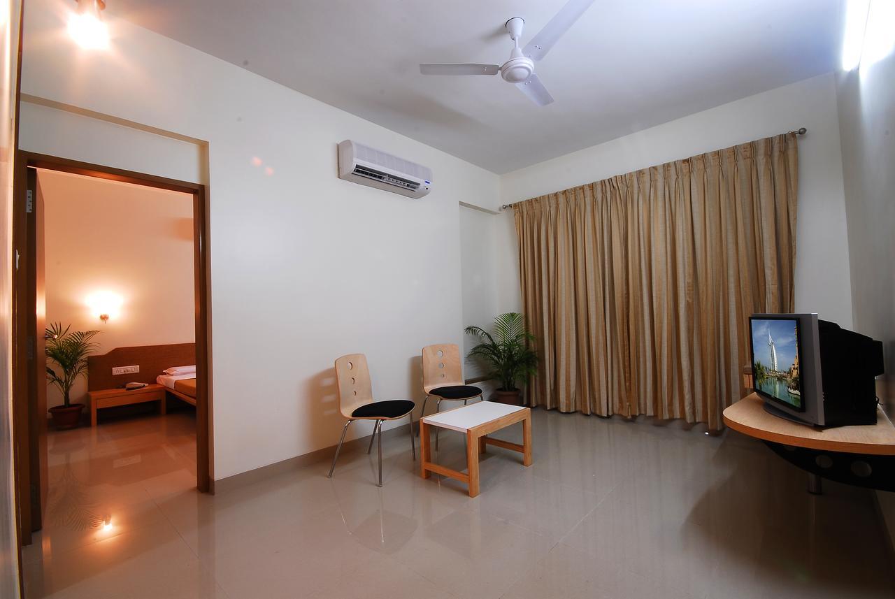 Hotel New Holiday Plaza Nashik Exteriör bild