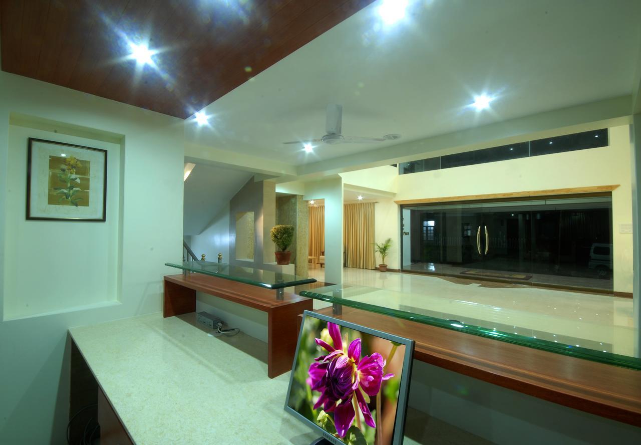 Hotel New Holiday Plaza Nashik Exteriör bild
