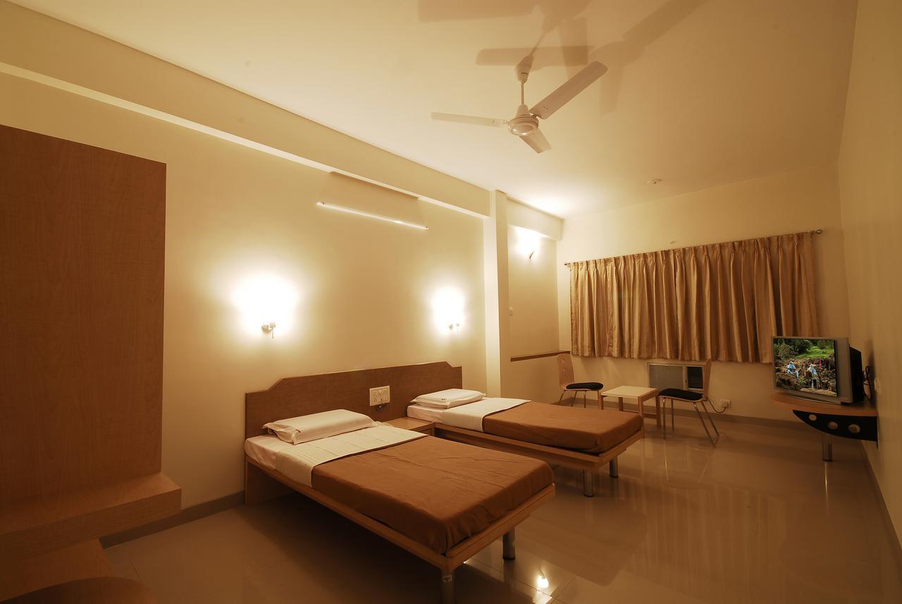 Hotel New Holiday Plaza Nashik Exteriör bild