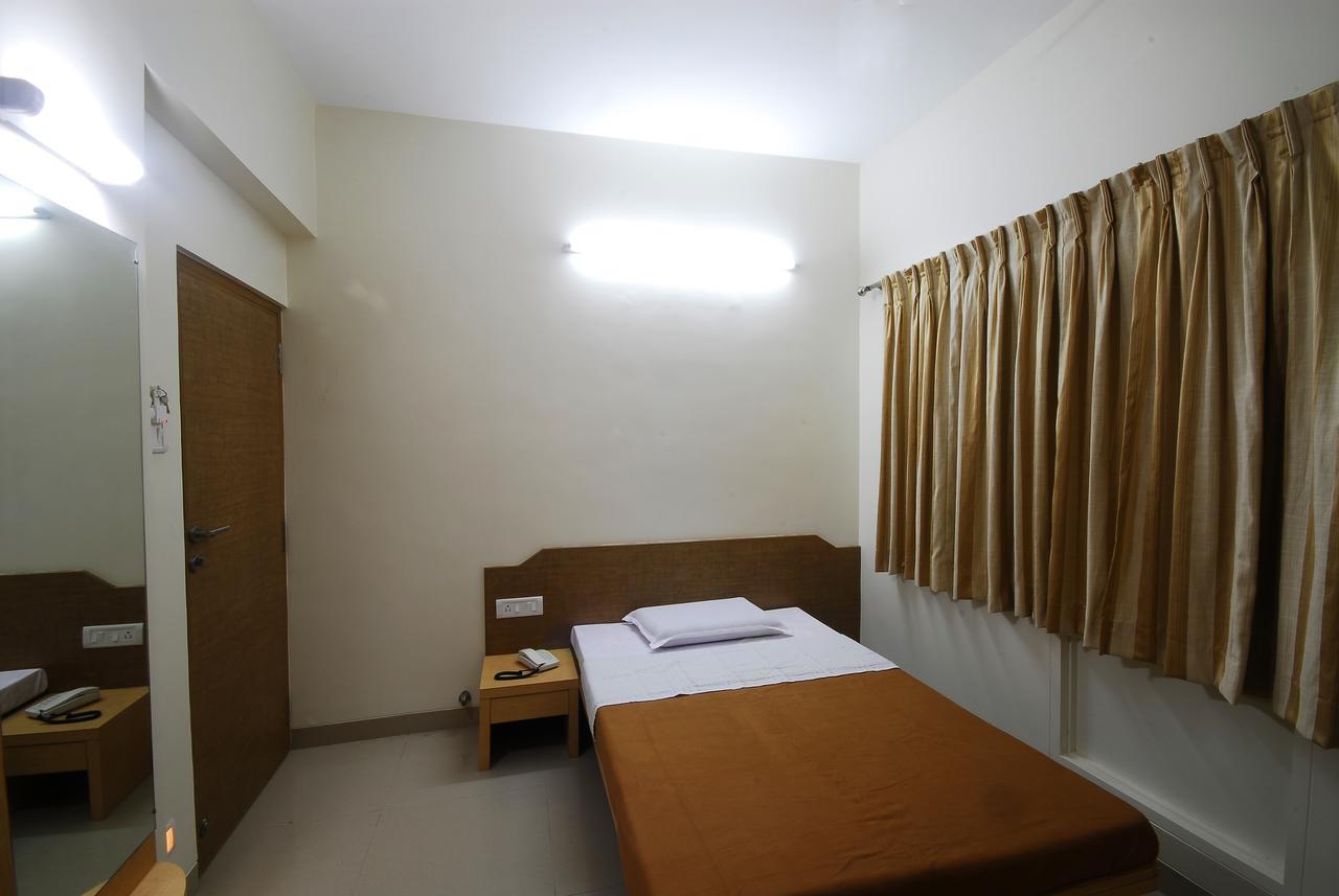 Hotel New Holiday Plaza Nashik Rum bild