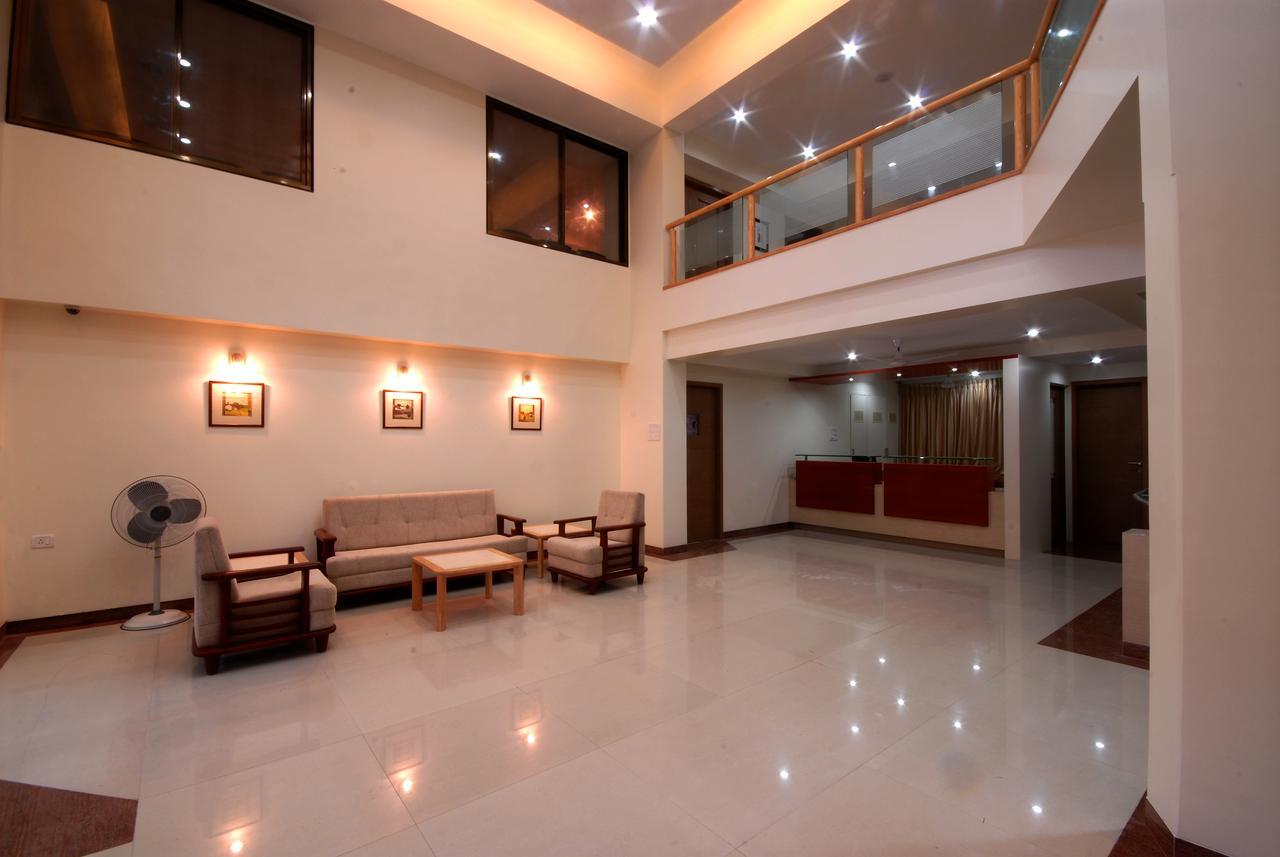 Hotel New Holiday Plaza Nashik Exteriör bild