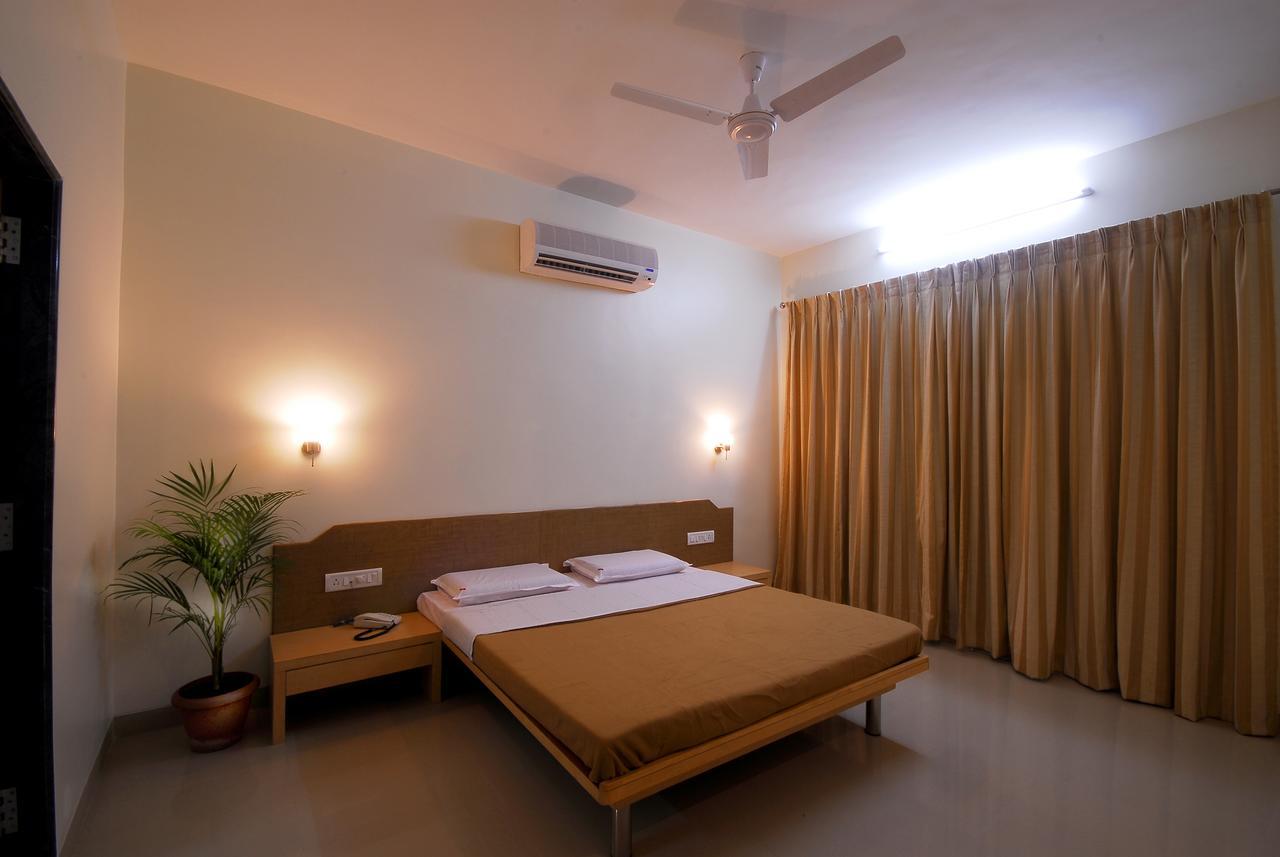 Hotel New Holiday Plaza Nashik Exteriör bild