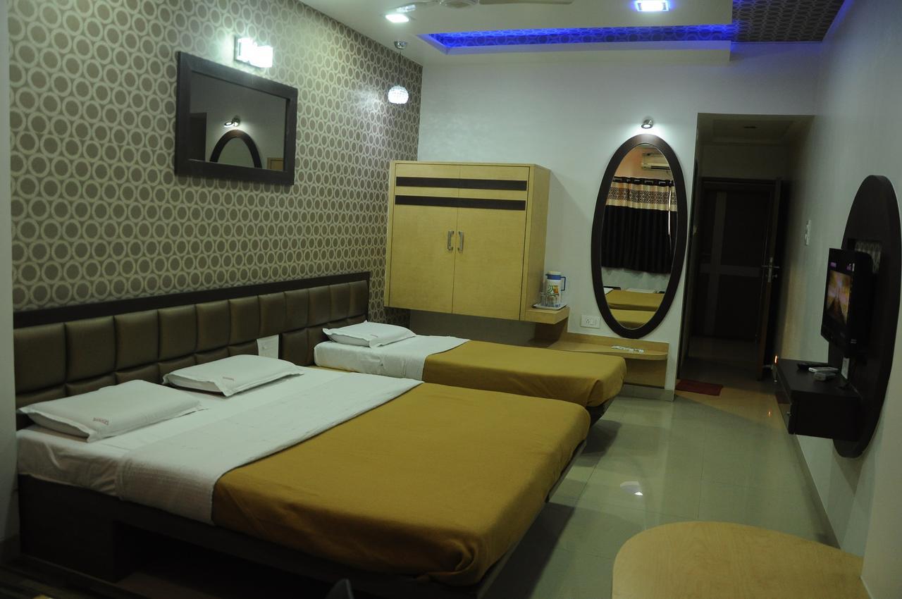 Hotel New Holiday Plaza Nashik Exteriör bild