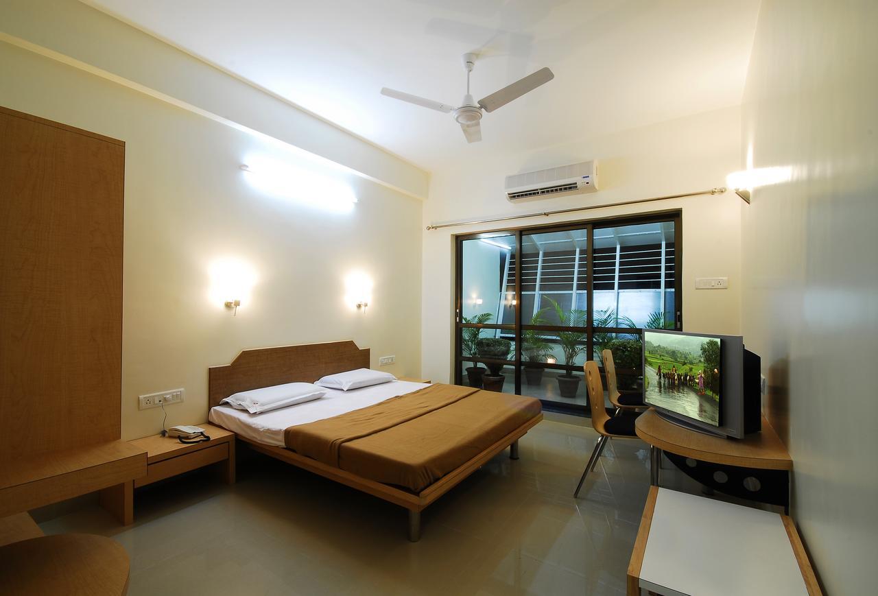 Hotel New Holiday Plaza Nashik Exteriör bild