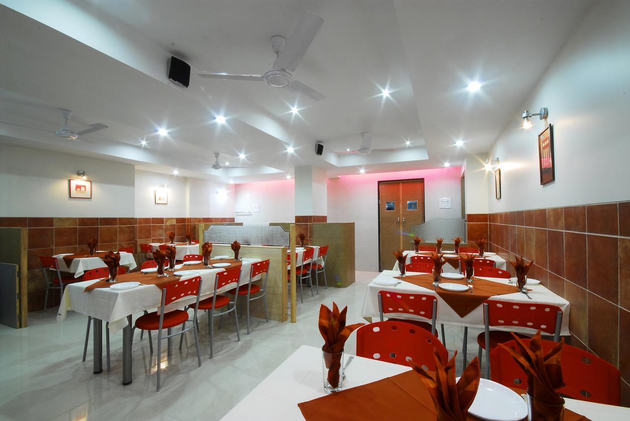 Hotel New Holiday Plaza Nashik Exteriör bild