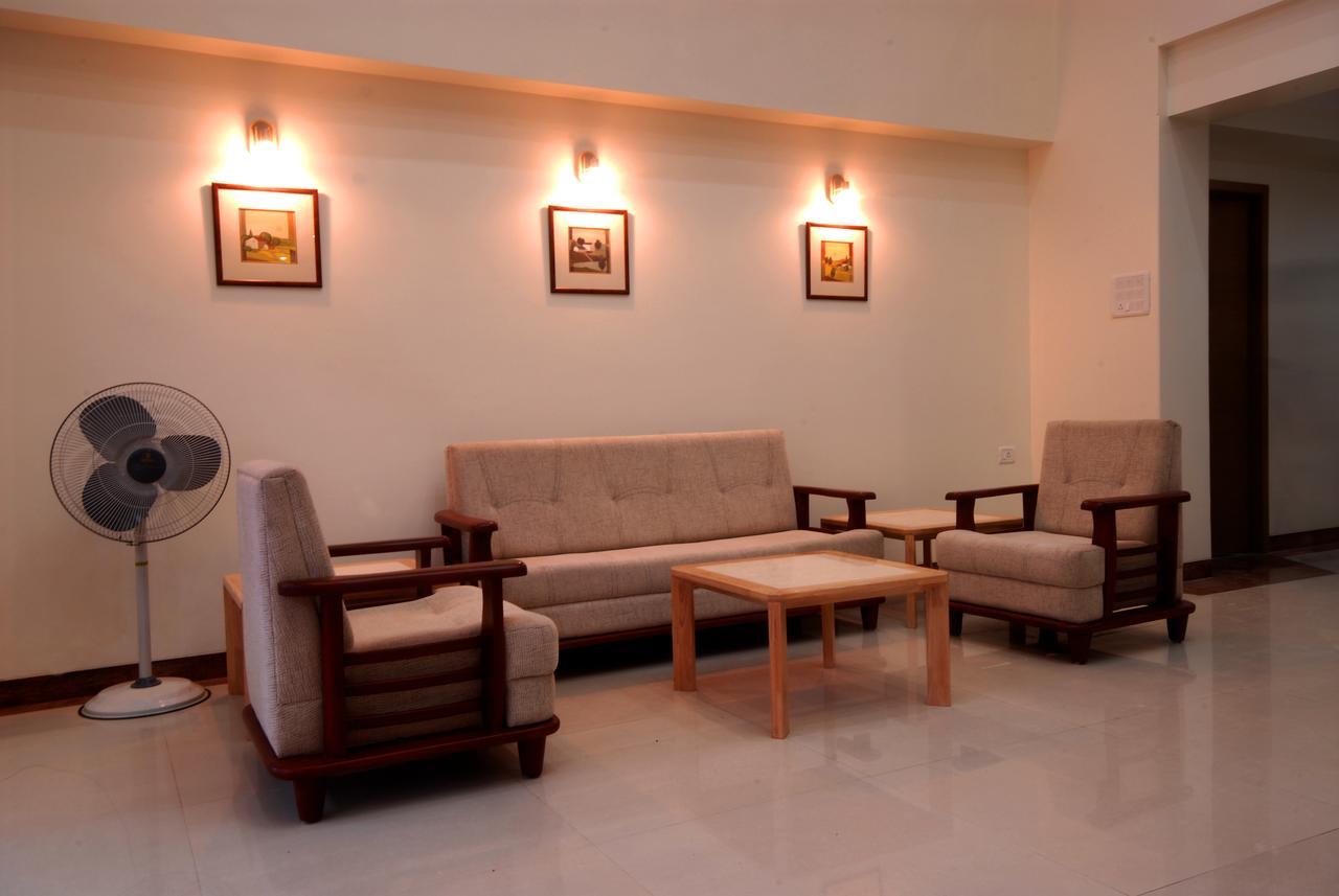 Hotel New Holiday Plaza Nashik Exteriör bild