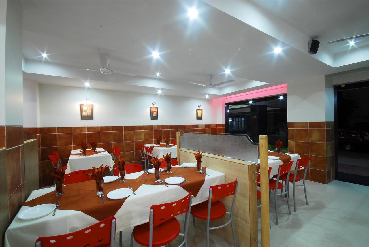Hotel New Holiday Plaza Nashik Exteriör bild