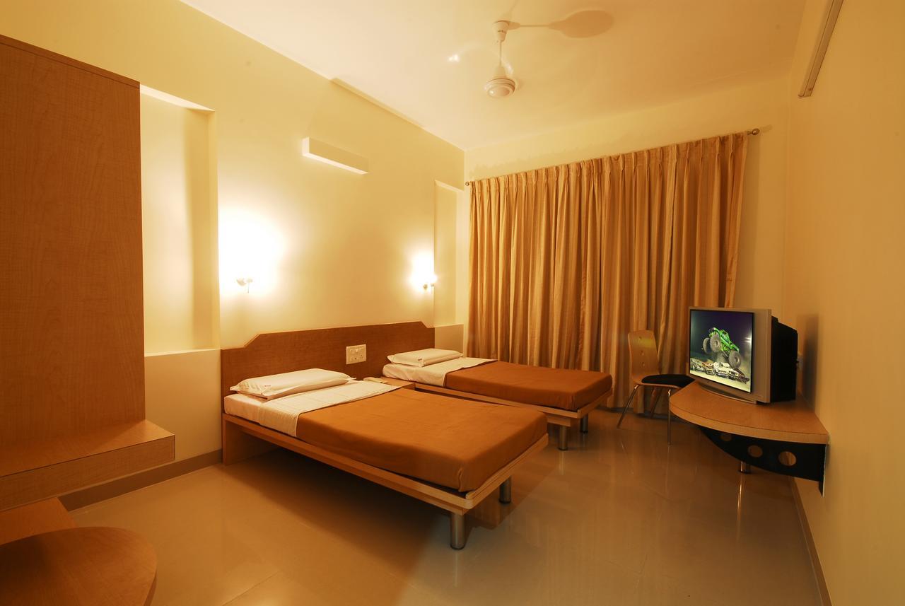 Hotel New Holiday Plaza Nashik Exteriör bild