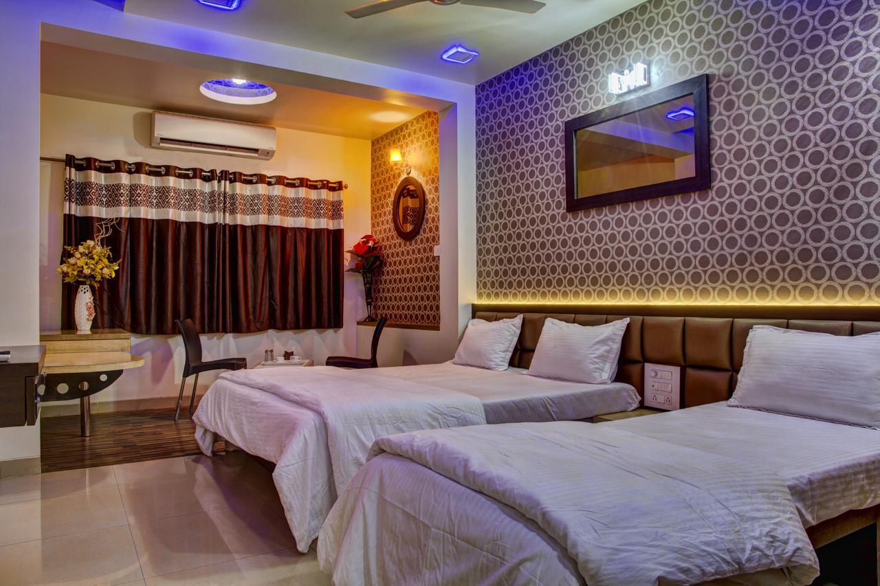 Hotel New Holiday Plaza Nashik Exteriör bild