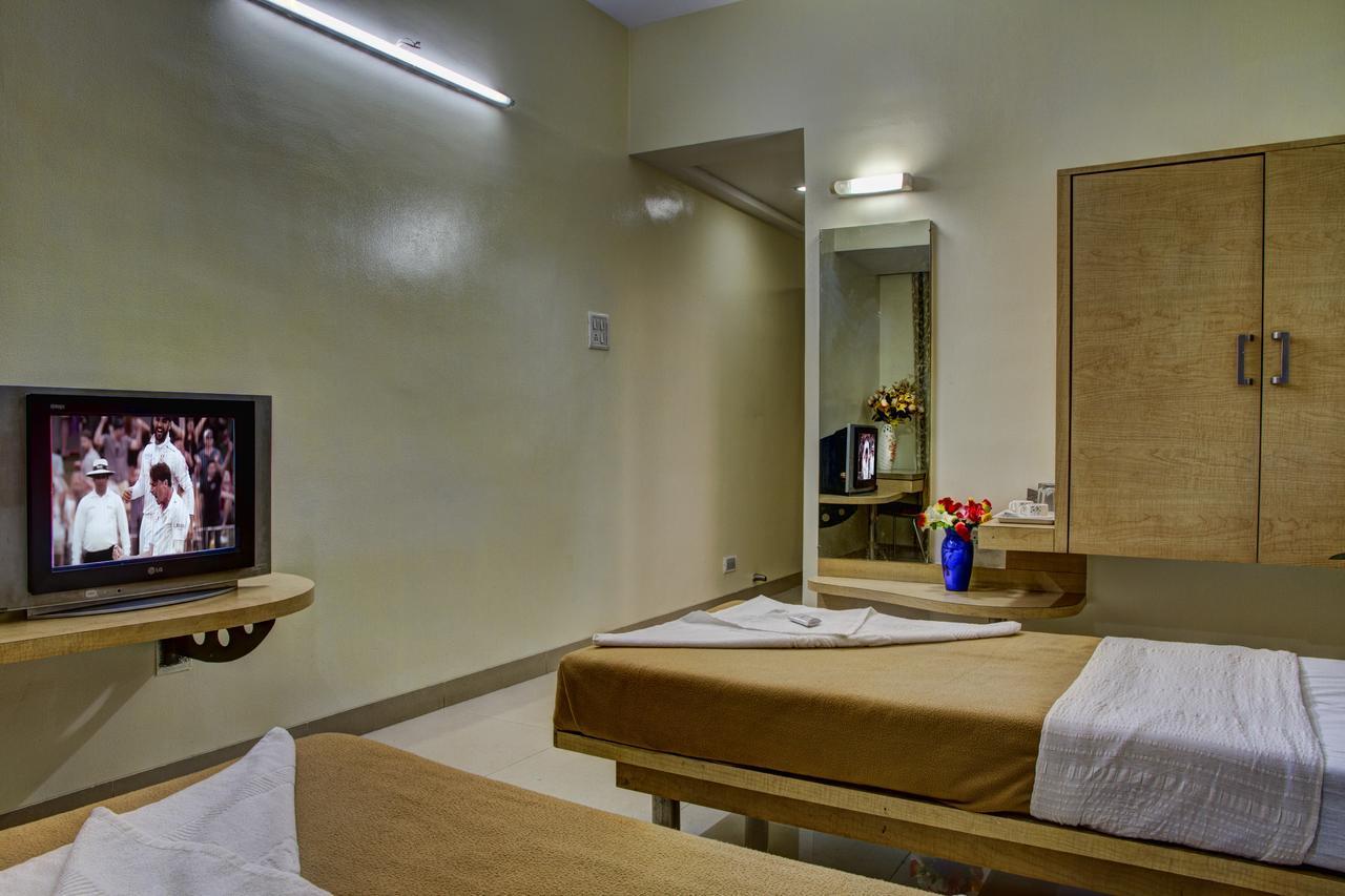 Hotel New Holiday Plaza Nashik Exteriör bild