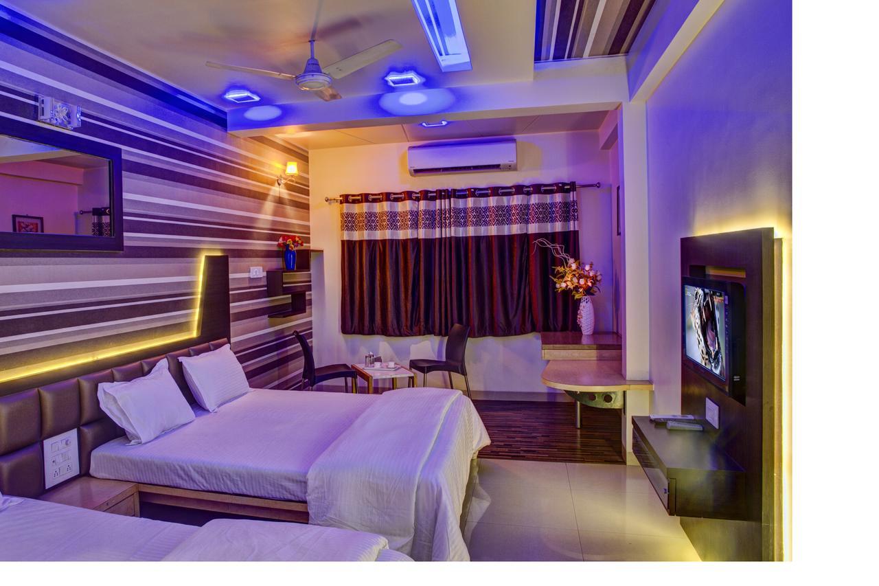 Hotel New Holiday Plaza Nashik Exteriör bild
