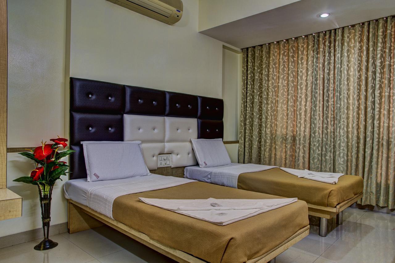 Hotel New Holiday Plaza Nashik Exteriör bild