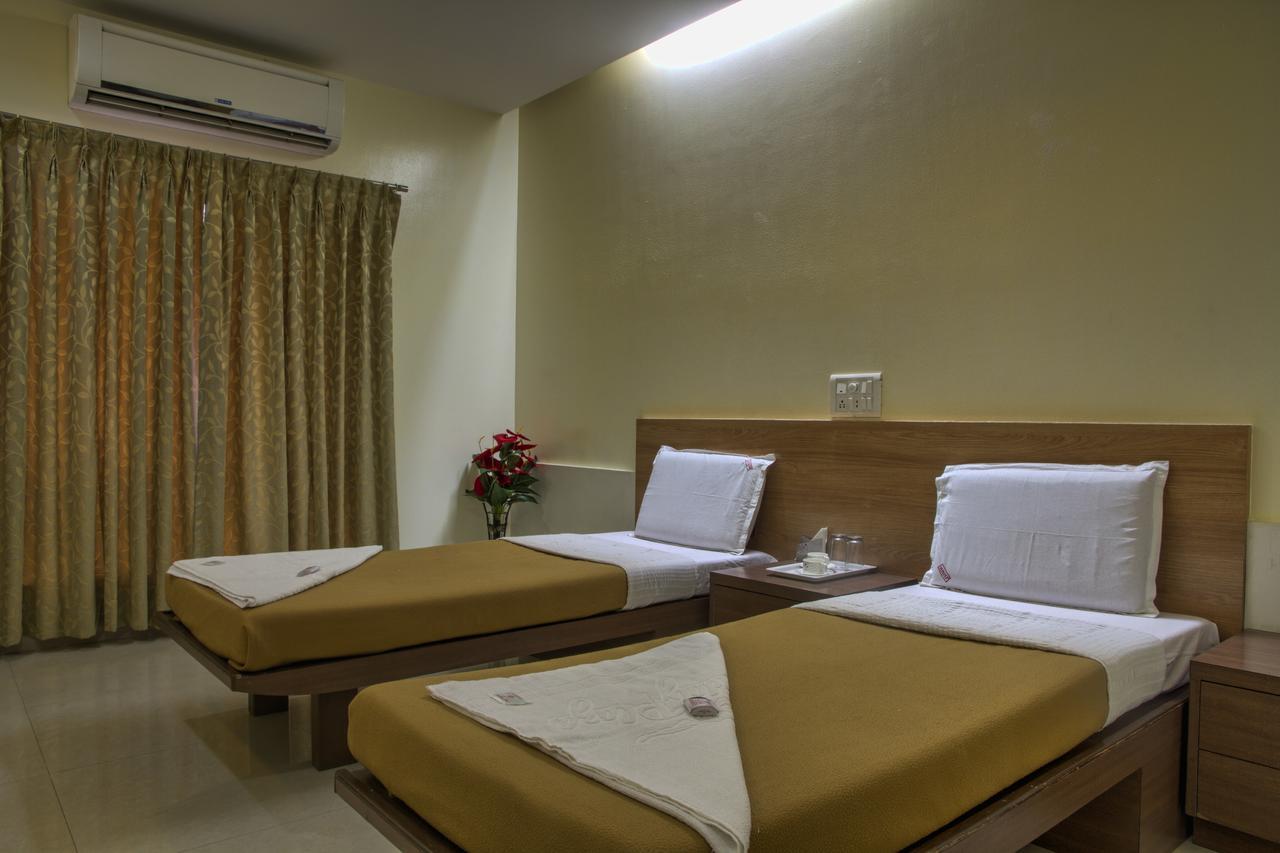 Hotel New Holiday Plaza Nashik Exteriör bild